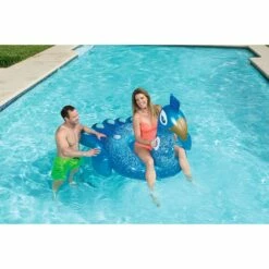 Bestway 41101 Pretty Peacock Schwimmtier 198x164 Cm Zum Aufblasen -Deutschland Schwimmbad Verkaufs-Shop Bestway aufblasbarer Pfau mit Frau sitzend im wasser