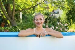 Stahlwandpool Rund Exklusiv 500x150 Cm, Stahl 0,8 Mm Weiß, Folie 0,6 Mm Blau, Einhängebiese -Deutschland Schwimmbad Verkaufs-Shop Frau am Beckenrand Stahlwandpool exklusiv 16