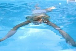 Waterman Stahlwandpool Achtform Exklusiv 525x320x150 Cm, Stahl 0,8 Mm Weiß, Folie 0,6 Mm Blau, Einhängebiese -Deutschland Schwimmbad Verkaufs-Shop Frau unter wasser Stahlwandpool exklusiv 3